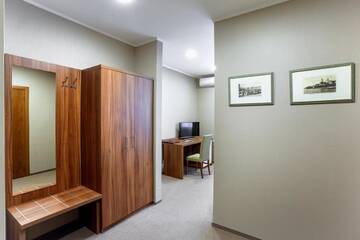 Улучшенный двухместный номер с 1 кроватью или 2 отдельными кроватями в Гостинице Волхов